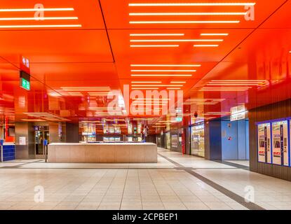 Menschenleerer Keller tagsüber, Zugang zur U-Bahn, Corona-Krise, Marienplatz, München, Oberbayern, Bayern, Deutschland, Europa Stockfoto