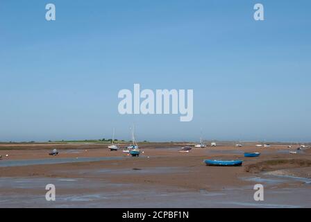 Kleine Boote strandeten bei Ebbe an der Küste von Norfolk, Großbritannien Stockfoto