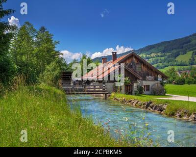 Historische Hammermühle, untere Hammermühle mit Wasserrad an der Ostrach, Bad Oberdorf bei Bad Hindelang, Allgäu, Bayern, Deutschland Stockfoto