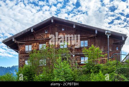 Altes Bauernhaus aus Holz in Pfronten, Allgäu, Bayern, Deutschland, Europa Stockfoto