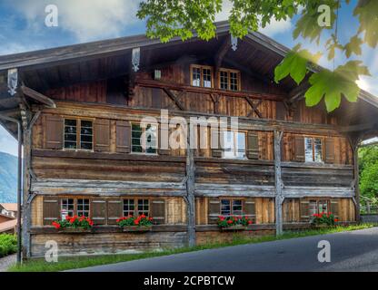 Altes Bauernhaus aus Holz in Pfronten, Allgäu, Bayern, Deutschland, Europa Stockfoto