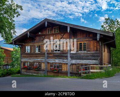 Altes Bauernhaus aus Holz in Pfronten, Allgäu, Bayern, Deutschland, Europa Stockfoto