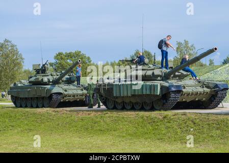 ALABINO, RUSSLAND - 25. AUGUST 2020: Besucher des Internationalen Militärforums "Armee 2020" besichtigen moderne russische Panzer Stockfoto