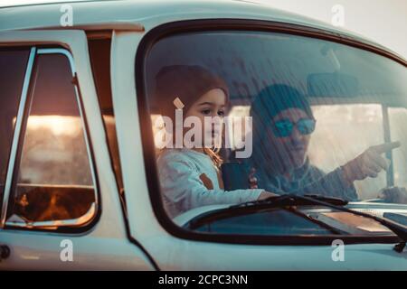 Vater mit seinem kleinen Jungen im Auto. Genießen Sie Road Trip Adventures. Aktive Menschen. Mit Vergnügen Zeit Zusammen Verbringen. Frohes Familienleben. Stockfoto