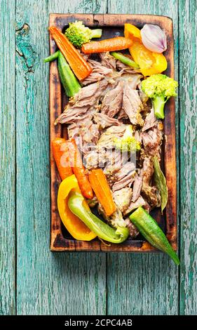 Appetitliches Rindfleisch-Eintopf mit saisonalem Gemüse auf Küchenbrett Stockfoto