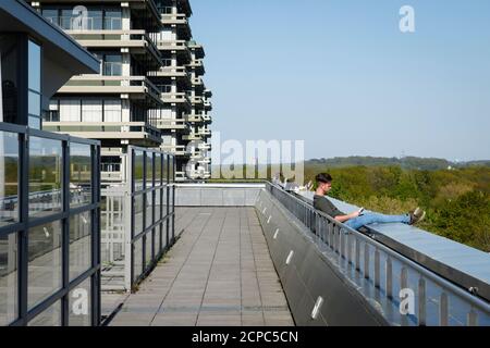 Bochum, Ruhrgebiet, Nordrhein-Westfalen, Deutschland - RUB, Ruhr-Universität Bochum, in Zeiten der Coronapandemie entspannen sich die Studierenden auf dem Gelände, sitzen Stockfoto