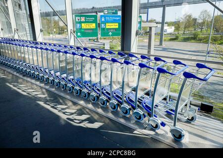 Ungenutzte Gepäckwagen am Flughafen Düsseldorf in Zeiten der Corona-Pandemie, Düsseldorf, Nordrhein-Westfalen, Deutschland Stockfoto