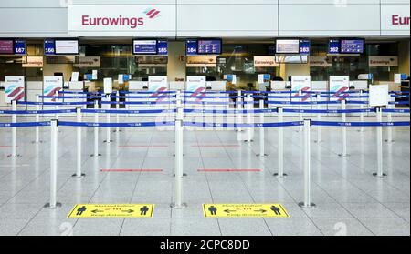 Leerer Eurowings Check-in-Schalter am Flughafen Düsseldorf in Zeiten der Corona-Pandemie, Düsseldorf, Nordrhein-Westfalen, Deutschland Stockfoto