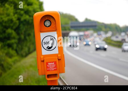 SOS-Notrufsäule auf der Autobahn A2, Nordrhein-Westfalen, Deutschland Stockfoto