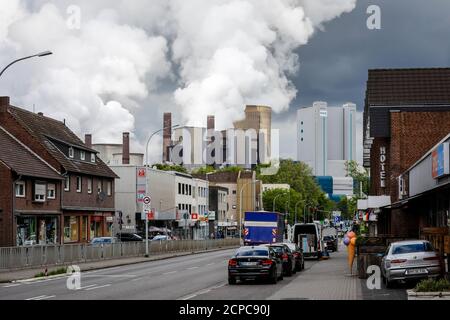 Blick auf die Stadt mit RWE Braunkohlekraftwerk Niederaussem, Nordrhein-Westfalen, Deutschland Stockfoto