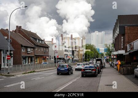 Blick auf die Stadt mit RWE Braunkohlekraftwerk Niederaussem, Nordrhein-Westfalen, Deutschland Stockfoto