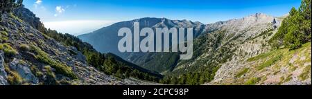 Panorama im Olymp Berg in Griechenland mit den hohen Gipfeln Und die Enipeas-Schlucht am Morgen Stockfoto