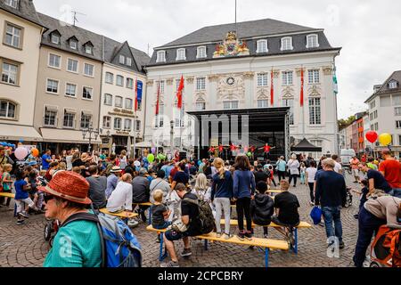 Bonn, Nordrhein-Westfalen, Deutschland - Straßenfest mit Bühnenprogramm im Alten Rathaus, Bonn, Nordrhein-Westfalen, Deutschland Stockfoto