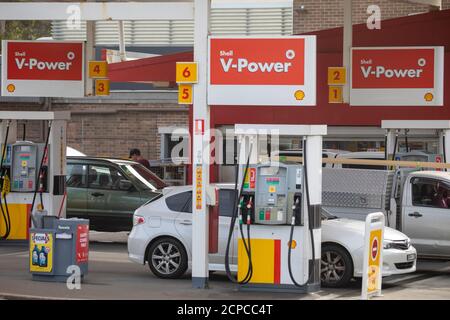 Tankstelle Shell Fuel in Sydney, NSW, Australien Autos auf dem Vorplatz tanken mit Kraftstoff einschließlich V Power und Diesel Stockfoto
