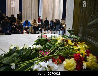 DC, DC, USA. September 2020. Washington, DC- 09/18/20 am 18. September 2020 ließen Menschen Blumen an den Türen des US Supreme Court Gebäudes in DC fallen, um ihre Achtung zu zollen, nachdem die Verabschiedung von Richterin Ruth Bader Ginsburg angekündigt wurde. Sie war eine feministische Ikone und war dafür bekannt, die Rollen von Männern und Frauen in der Gesellschaft verändert zu haben. Quelle: Essdras M. Suarez/ZUMA Wire/Alamy Live News Stockfoto