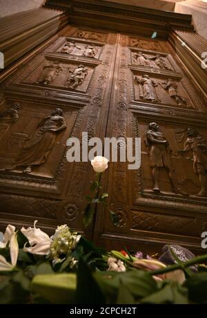 DC, DC, USA. September 2020. Washington, DC- 09/18/20 am 18. September 2020 ließen Menschen Blumen an den Türen des US Supreme Court of Justice Gebäudes in DC fallen, um ihre Achtung zu zollen, nachdem der Tod von Richterin Ruth Bader Ginsburg bekannt gegeben wurde. Sie war eine feministische Ikone und war dafür bekannt, die Rollen von Männern und Frauen in der Gesellschaft verändert zu haben. Quelle: Essdras M. Suarez/ZUMA Wire/Alamy Live News Stockfoto