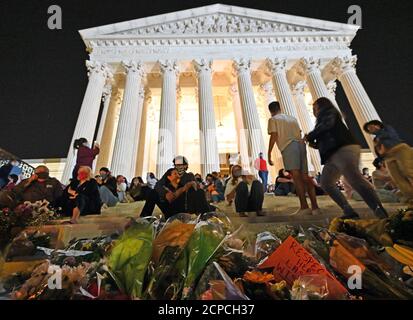 DC, DC, USA. September 2020. Washington, DC- 09/18/20 Hunderte hielten am 18. September 2020 am Gebäude des US Supreme Court in DC an, um ihren Respekt zu zollen, nachdem der Tod von Richterin Ruth Bader Ginsburg angekündigt wurde. Sie war eine feministische Ikone und war dafür bekannt, die Rollen von Männern und Frauen in der Gesellschaft verändert zu haben. Quelle: Essdras M. Suarez/ZUMA Wire/Alamy Live News Stockfoto