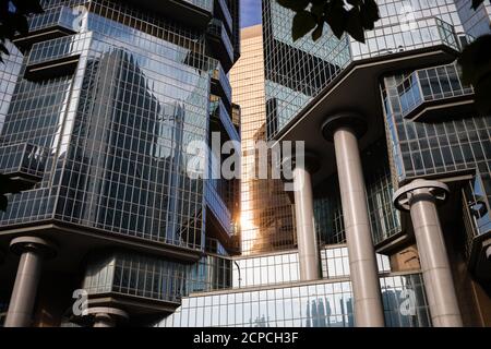 Glasfassaden mit Reflexionen, Architektur in Admiralty, Hongkong Stockfoto