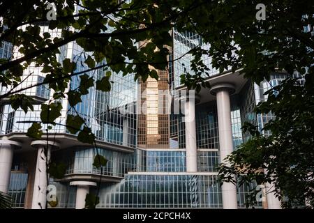 Glasfassaden mit Reflexionen, Architektur in Admiralty, Hongkong Stockfoto