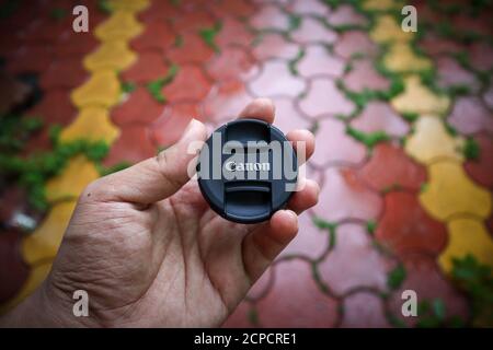 Ujjain, Indien - 15. August 2020: Canon Objektivkappe mit unscharfer Hintergrundfarbe. Canon Logo. Stockfoto