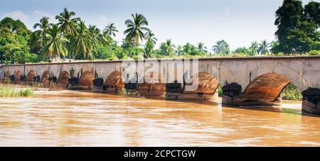 Die Landschaft der alten Brücke über den Mekong Fluss bei Si Phan Don oder vier tausend Inseln, Süd-Laos, wurde von Französisch im Jahr 1893 gebaut. Stockfoto