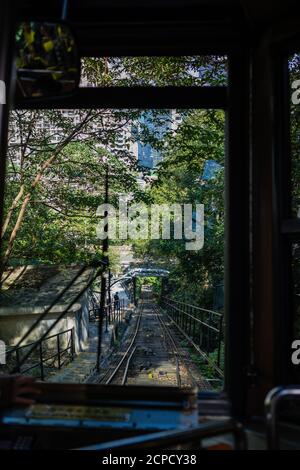 Straßenbahnfahrt vom Victoria Peak Hong Kong Stockfoto