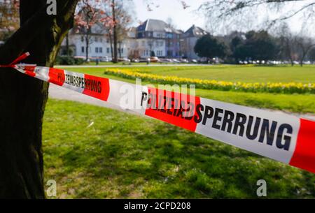 Geschlossener Park wegen Corona-Pandemieverbot, Haumannplatz, Essen, Ruhrgebiet, Nordrhein-Westfalen, Deutschland Stockfoto