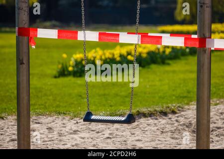 Park mit Kinderspielplatz wegen Corona-Pandemieverbot geschlossen, Haumannplatz, Essen, Ruhrgebiet, Nordrhein-Westfalen, Deutschland Stockfoto