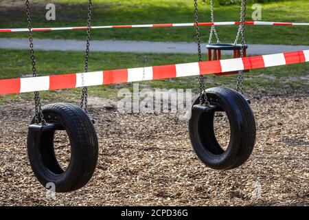 Kinderspielplatz im Stadtgarten wegen Corona-Pandemieverbot geschlossen, Essen, Ruhrgebiet, Nordrhein-Westfalen, Deutschland Stockfoto