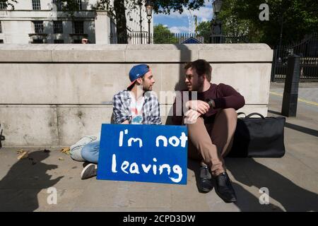 Ein paar Demonstranten vor der Downing Street, nachdem Großbritannien für den Austritt aus der Europäischen Union gestimmt hatte, in der gestrigen Volksabstimmung, Downing Street, London, Westminster, Großbritannien. 24 Juni 2016 Stockfoto