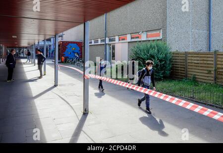 Schulkinder mit Masken auf dem Schulhof, Wiederaufnahme des Schulbetriebs am Benzenberg Gymnasium unter den Bedingungen von Corona Stockfoto