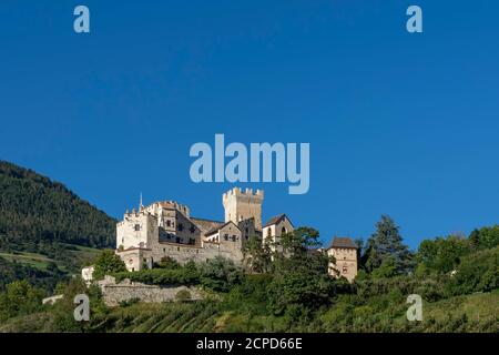 Schloss Coira (in deutscher Churburg) ist eine mittelalterliche Burg in Schluderno, Südtirol, Italien Stockfoto