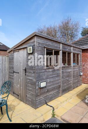 Private Holzfenster Gartenschuppen in einem hinteren Garten in Großbritannien. Stockfoto