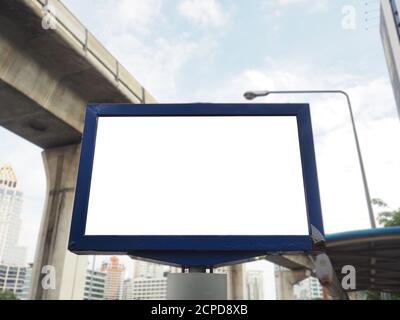 Plakatwand leer auf Straße mit Blick auf die Stadt Hintergrund für Werbung. Leerzeichen für Text Stockfoto