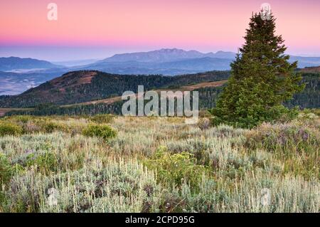 Mount Nebo in Wasatch Mountains, Blick bei Sonnenaufgang vom Sanpete Valley auf Skyline Drive auf Wasatch Plateau, Utah, USA Stockfoto