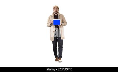 Junger Mann zu Fuß, reden und zeigen digitale Tablet mit blau Stockfoto