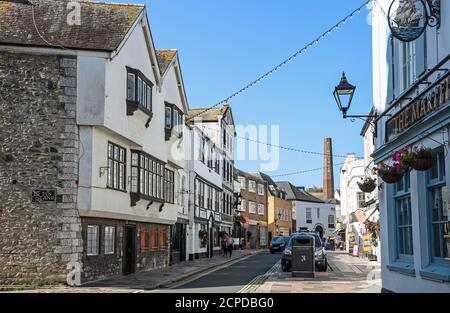 Southside Strret in Plymouth's historischem barbican bietet eine schrullige Mischung aus kleinen Geschäften, öffentlichen Häusern und Restaurants. Es ist auch die Heimat von Blackfriars Di Stockfoto