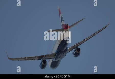 Flughafen Heathrow, London, Großbritannien. 17. September 2020. Als Folge der Coronavirus-Pandemie des Heathrow-Berichts vom August 2020 war die Passagiernachfrage im August 2019 um 81.5% niedriger, während die Zahl der nordamerikanischen Fluggäste im gleichen Zeitraum um 95% gesunken war. Bild: Flugabflüge an einem heißen Septembertag fährt British Airways A320 nach Berlin. Kredit: Malcolm Park/Alamy Stockfoto