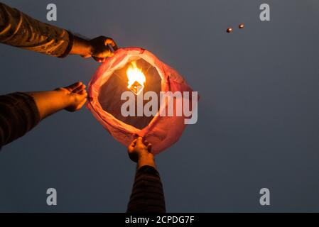 Eine große Funktion in Erinnerung an die Märtyrer der Sprachbewegung, Ekushey Udjapan Komitee von Narail arrangiert ein-lakh Kerzen Beleuchtung in Kor Stockfoto