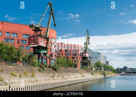 Duisburg, Binnenhafen, moderne Bürogebäude und historische Krane Stockfoto