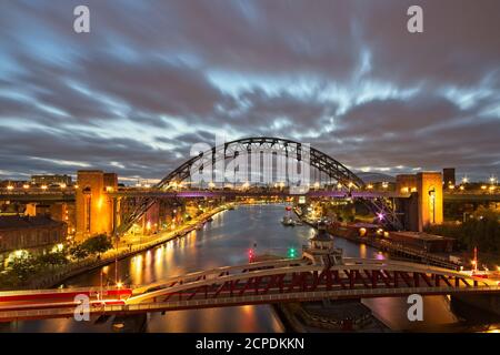 Die berühmte Tyne Bridge und Swing Bridge, die den Fluss Tyne bei Sonnenaufgang in Newcastle, Tyne und Wear, Nordostengland, überspannt Stockfoto