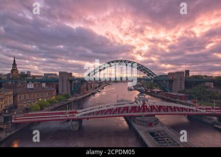 Die berühmte Tyne Bridge und Swing Bridge, die den Fluss Tyne bei Sonnenaufgang in Newcastle, Tyne und Wear, Nordostengland, überspannt Stockfoto