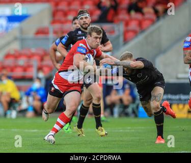 Joey Lussick von Salford Red Devils wird von Sam in Angriff genommen Tomkins (29) von Katalanen Drachen Stockfoto