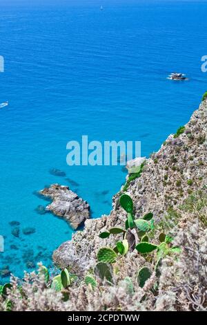 Übersicht über die Felsküste. Kalabrien, Italien: Landschaftlich reizvolle Aussicht auf die felsige Küste. Thyrrenisches Meer. Kap Capo Vaticano, Kalabrien, Süditalien. Stockfoto