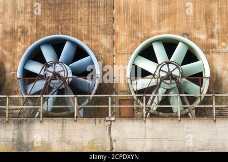 Duisburg, Nord Landschaftspark, ehemaliges Eisen- und Stahlwerk, Kühlanlage mit Windblättern Stockfoto