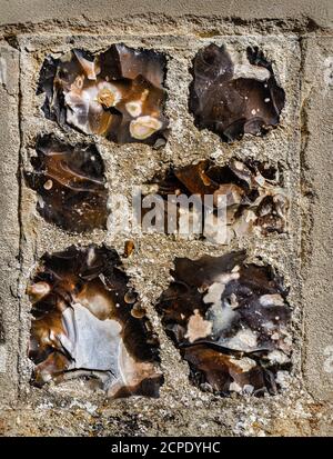 Nahaufnahme der alten Feuersteinwand Stockfoto