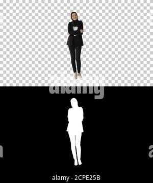 Lächelnde arabische Geschäftsfrau trägt Hijab posiert für die Kamera, Stockfoto