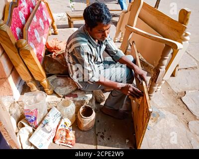 DISTRIKT KATNI, INDIEN - 08. JANUAR 2020: Ein indischer Holzarbeiter, der an einer Werkstatt arbeitet. Stockfoto