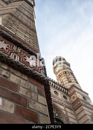 BUDAPEST, UNGARN - 08/28/2020: Nahaufnahme der Fassade der jüdischen Synagoge auf der Dohany Straße auch als große Synagoge oder Tabakgasse Synagoge bekannt Stockfoto