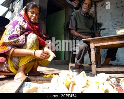 DISTRIKT KATNI, INDIEN - 08. JANUAR 2020: Eine asiatische alte Dame, die Samosa in einem armen Hotel macht. Stockfoto